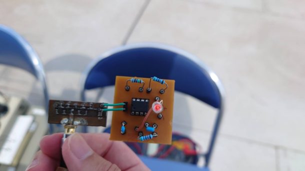 昇圧発振回路を用いてRFエネルギーでLEDを点灯させる研究の様子